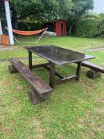 Holztisch mit Bänken