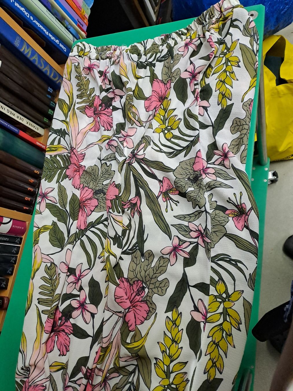 Pantaloni: Sommerliche Damenhose mit Blumenmuster, Grösse M – Usato da Zürich venduto da Schoebi19 3