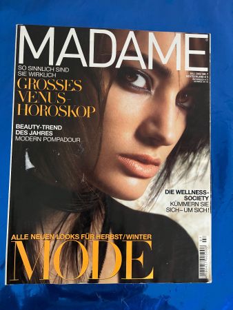 Madame Juli 2002 Mode Design Style