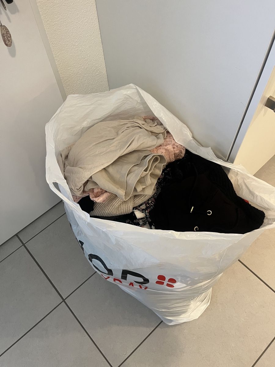 Lots de vêtements: Damenkleider 14kg M- L – D'occasion à Oftringen par PhilBraMan