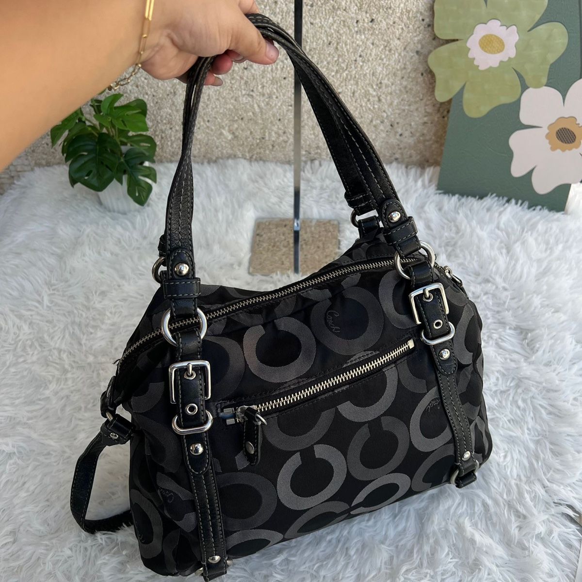 Coach Taschen für Damen: Schwarze Coach Handtasche mit Muster, neuwertig! – Gebraucht aus Eggenwil von CNSRVINTAGE 1