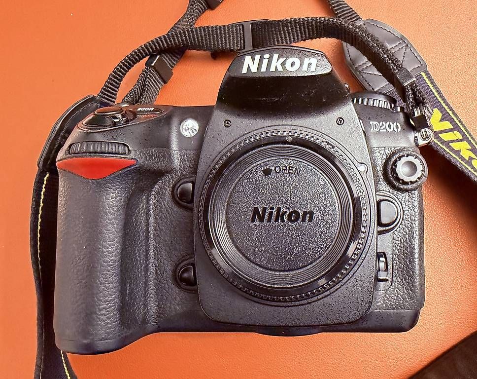 Nikon Fotocamera: Nikon D200 (not complete, sale as defect) – Usato da Neuchatel venduto da Pancrazi