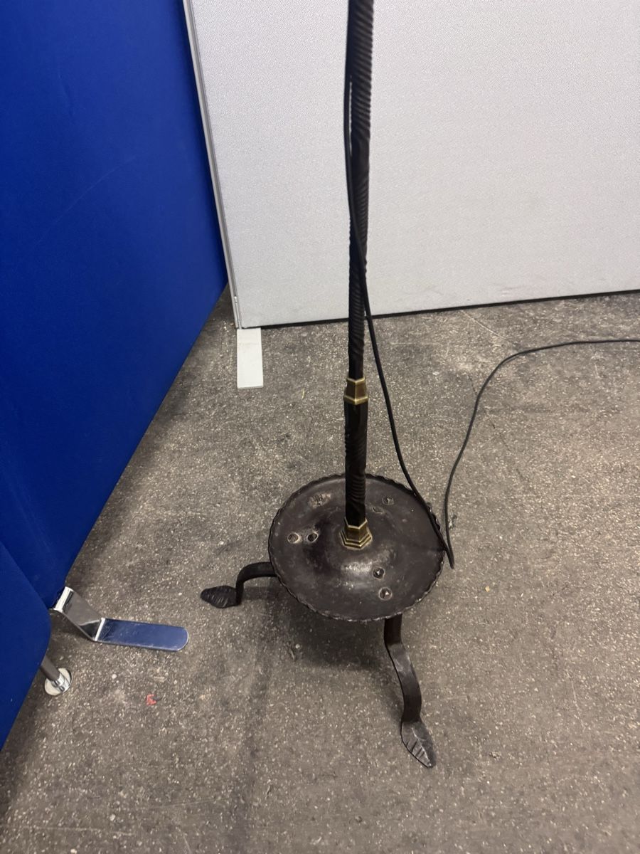 Lampade: Antike Stehlampe, Eisen m. mittelalterlichem Pergamentschirm – Usato da Bern venduto da samryan 6