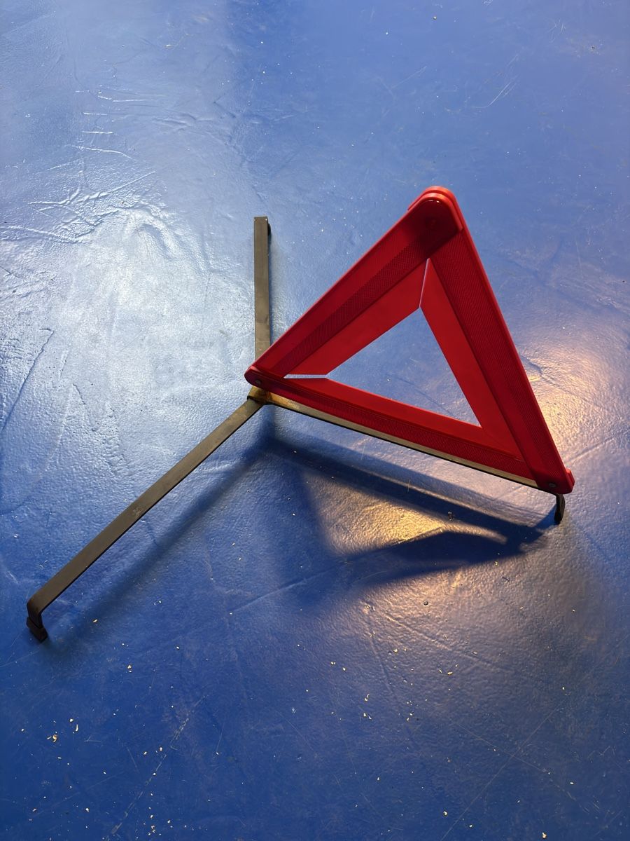 Toutes les pièces détachées: Pannendreieck – D'occasion à Leuzigen par Neoleu