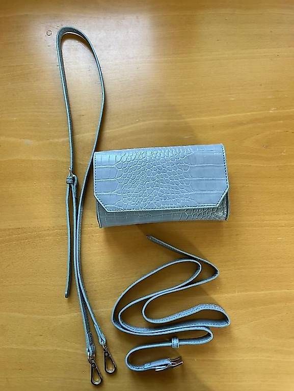 Taschen für Damen: HELLBLAUE UMHÄNGETASCHE MIT KROKO-MUSTER – Gebraucht aus Maur von tab_z9rh 1