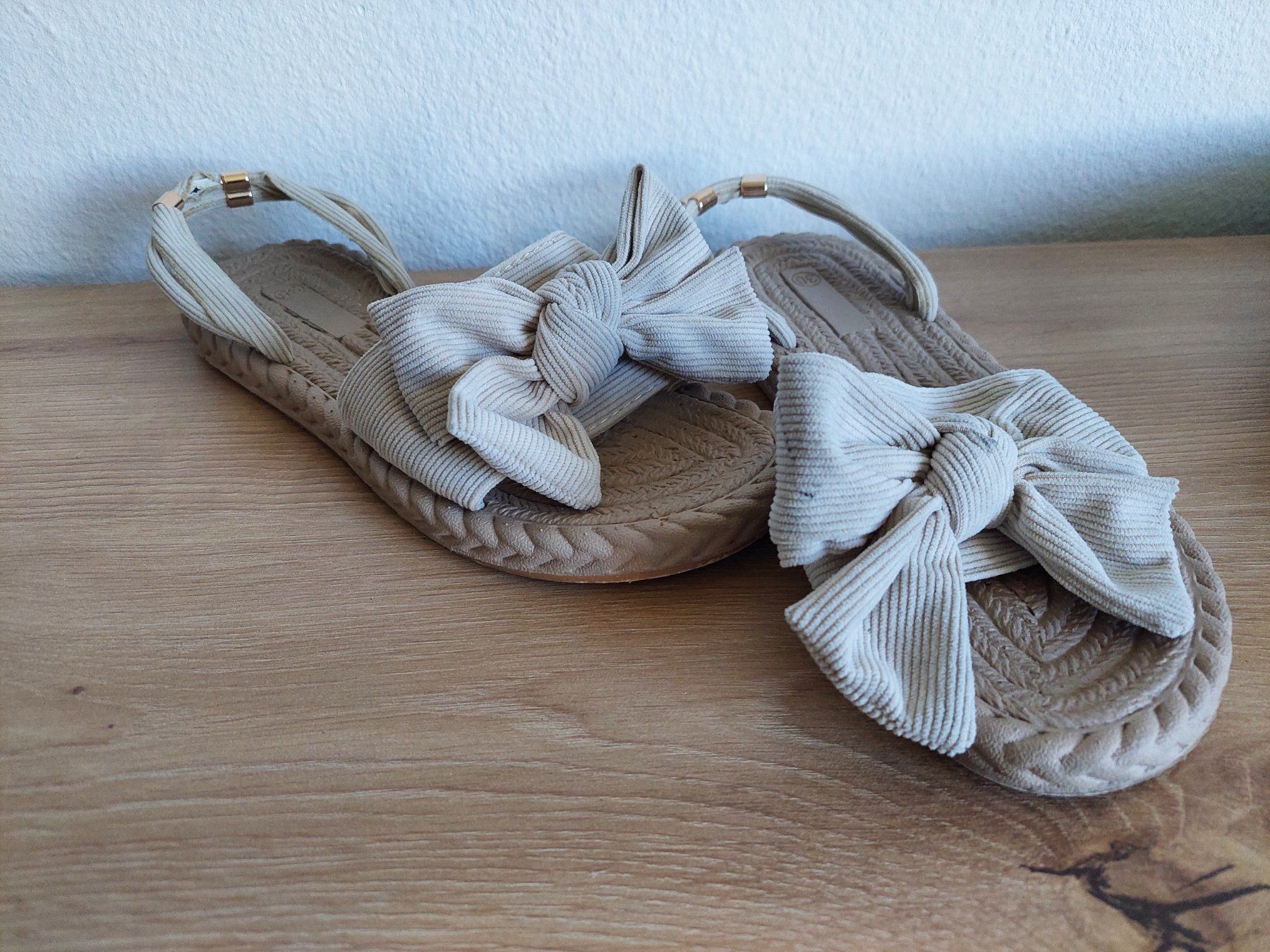 Scarpe da donna: BEIGE SANDALEN GR. 38 – Usato da Münchenstein venduto da Strupfi 1