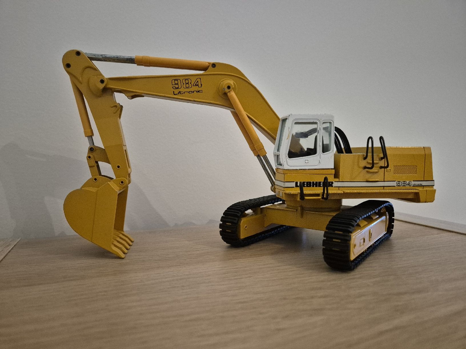 Liebherr Escavatori: Liebherr 984 Kettenbagger Massstab 1.50 – Usato da Fischbach-Göslikon venduto da Nuno85 1