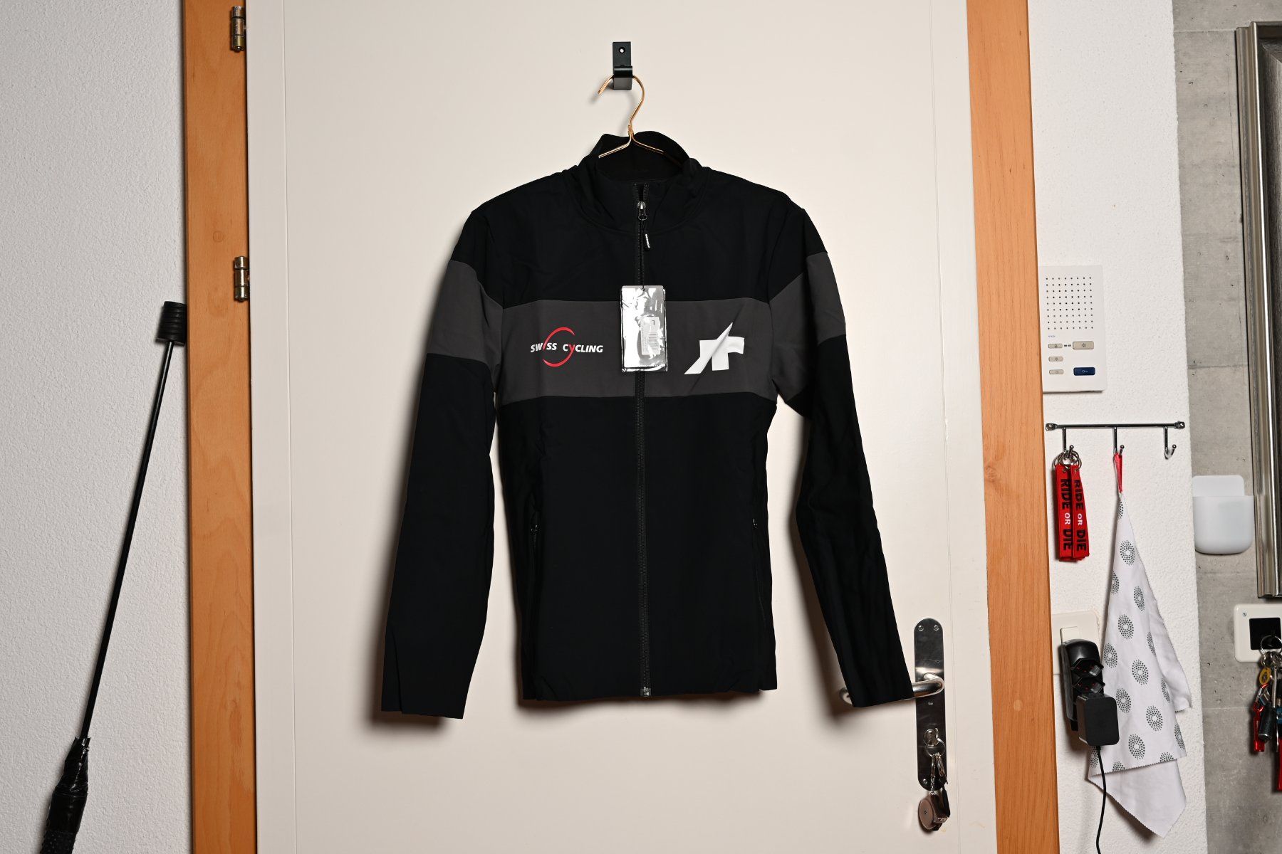 Assos Giacche: Swiss Cycling Assos Softshell Jacket Gr. L, neu & original – Usato da Lengnau BE venduto da riodac