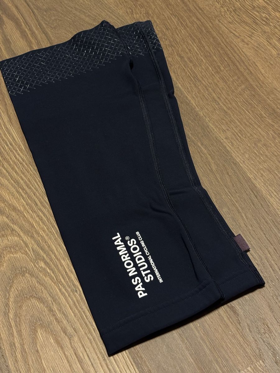 Pas Normal Studios Leggings: PNS Knee Warmers – Nuovo (secondo la descrizione) da Mels venduto da exploremore