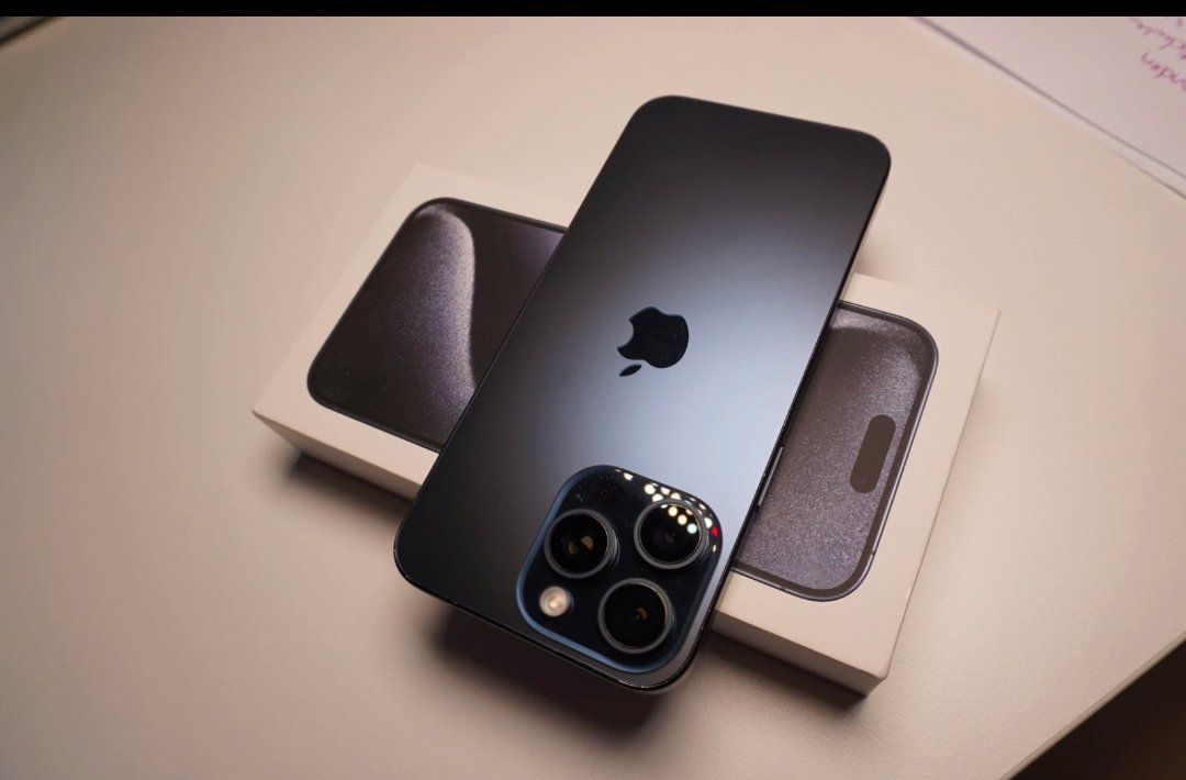 Apple Telefoni cellulari / Smartphones: iPhone 15 Pro Max (256GB) Akku 100% – Usato da Luzern venduto da Waince786