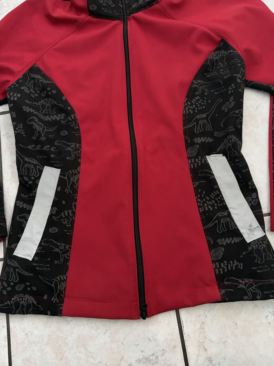 Jacken: Coole Softshell Jacke mit Dinos, Gr. M - L rot, schwarz – Gebraucht aus Sevelen von gsandax 2