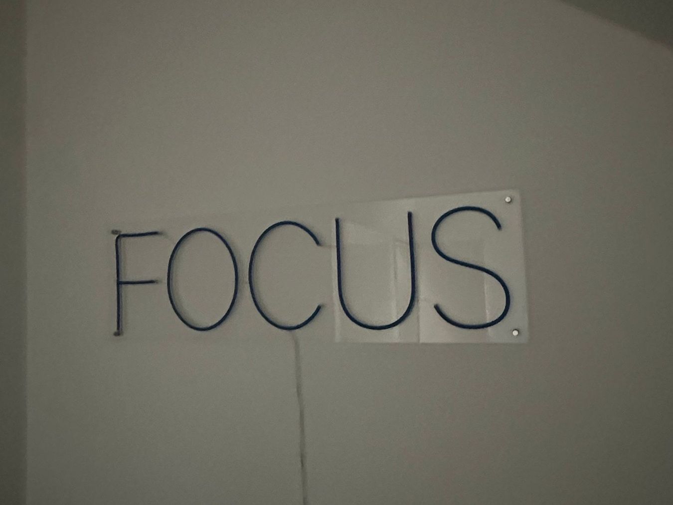 Lampade: Blaues Neon Leuchtschild “FOCUS" – Usato da Zürich venduto da cfh_cg22 1
