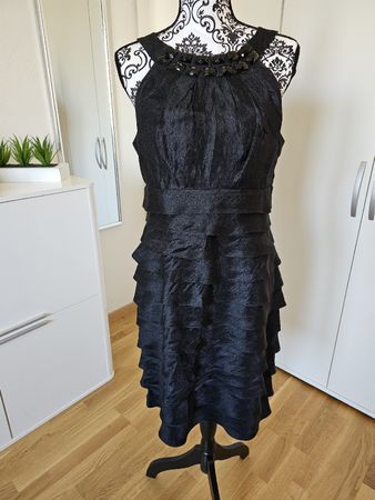 Robe noire T.40 porté 1fois !
