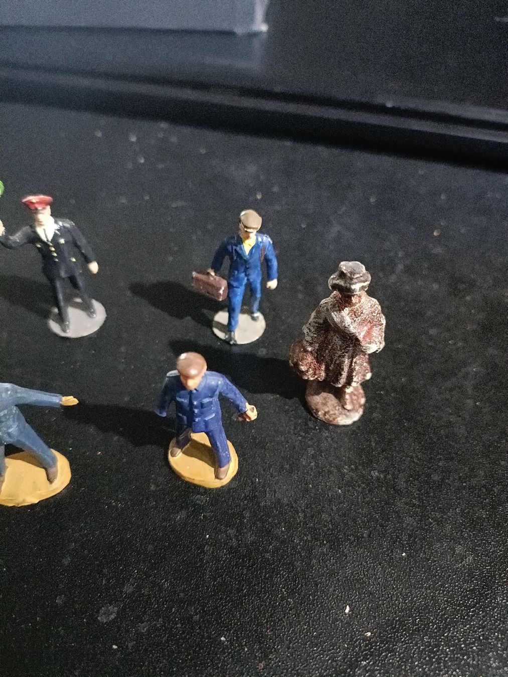 Modelleisenbahnen: Bahnhof Figuren Kunststoff Spur 0? Ca. 5 cm. gross.  – Gebraucht aus Mesocco von andergia 1