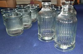 3 kleine Glasflaschen und 9 Gläser gerippt