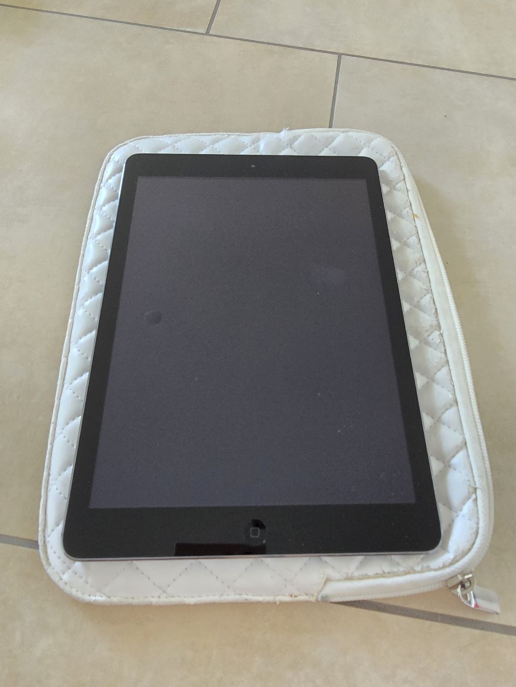Apple Tablet PC: Ipad Air 1 – Usato da Rickenbach b. Wil venduto da VeryLovelyThings