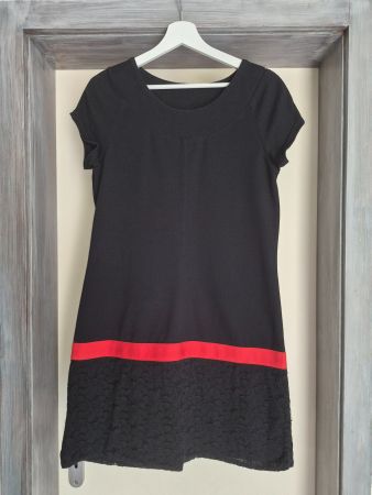 Robe noire avec bande rouge et dentelle Miss Captain M