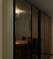 schwarzer Schlafzimmerschrank mit 5 Spiegeltüren
