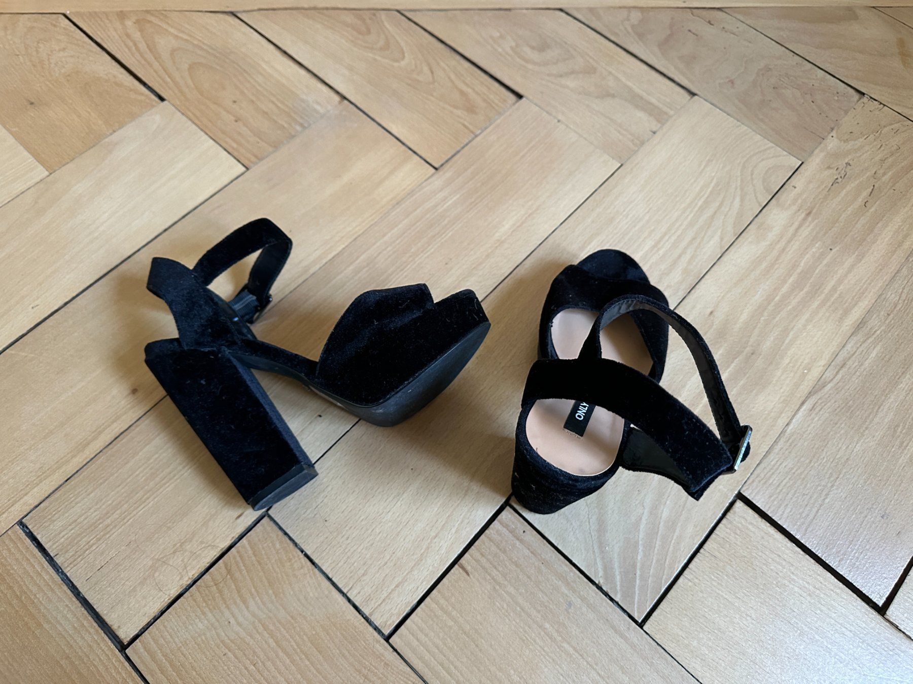 Only Scarpe da donna: ONLY - Samt Plateau Sandalette schwarz 36 – Usato da Zürich venduto da Diazaio 3