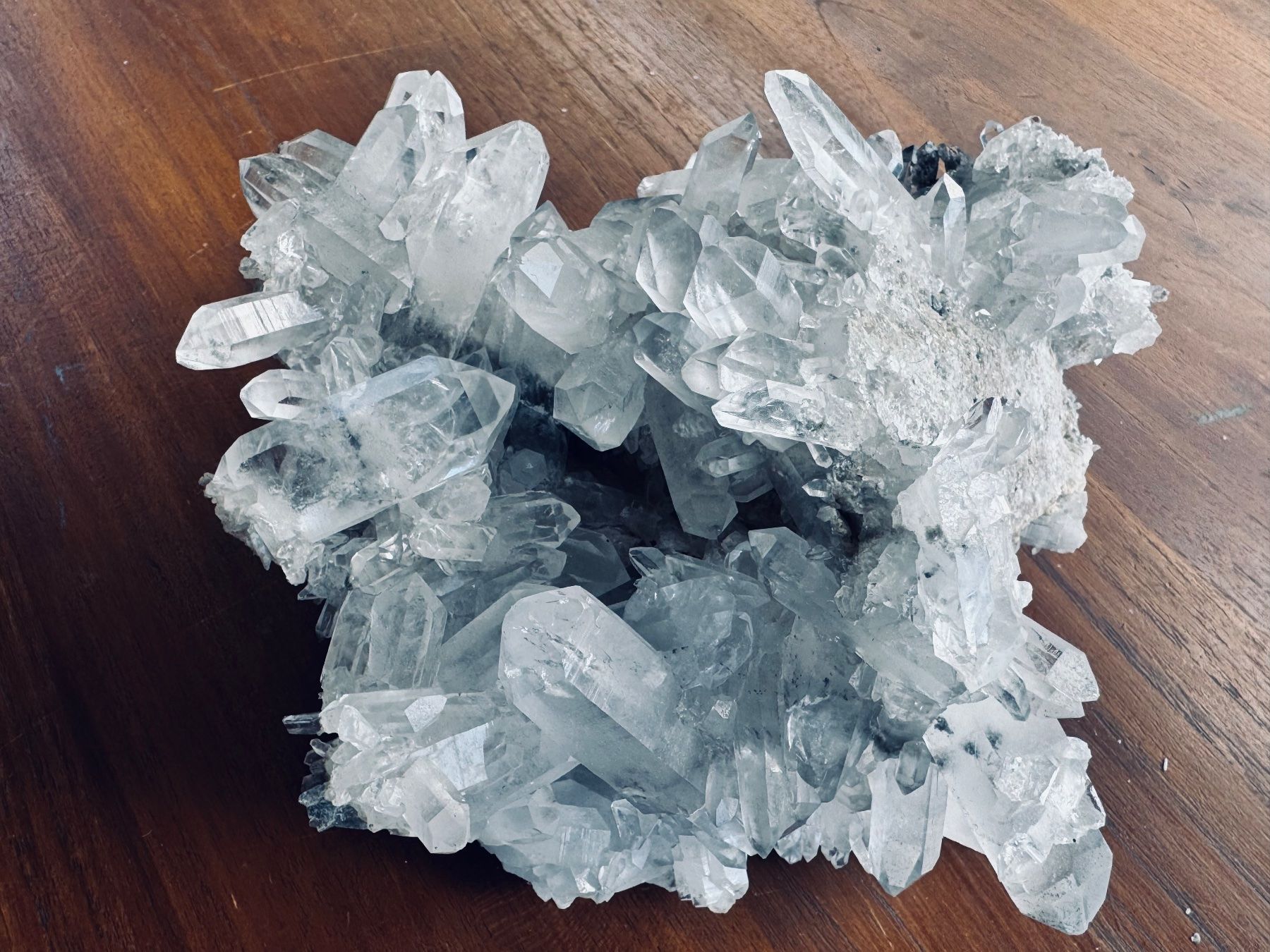 Minerali & Pietre curative: Bläuliche Quarz-Stufe aus Mathon, Schweiz – Nuovo e nell'imballaggio originale da Seeberg venduto da Mono1 6