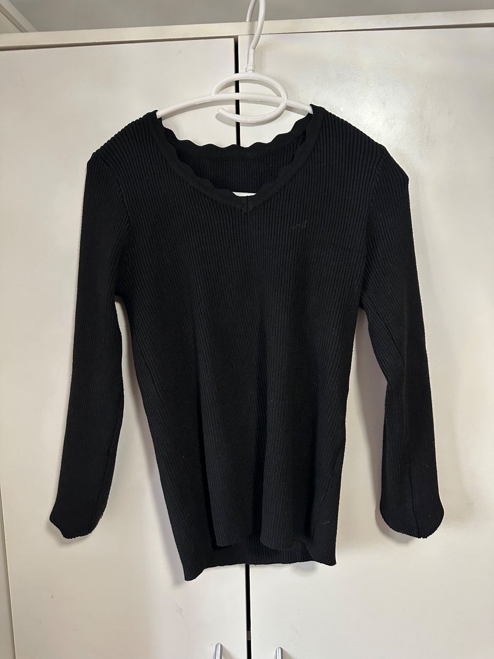 Pulls & Sweat-shirts: Damen Pullover schwarz Grösse M Rippstrick V-Ausschnitt – D'occasion à Schaan par Hermine2018