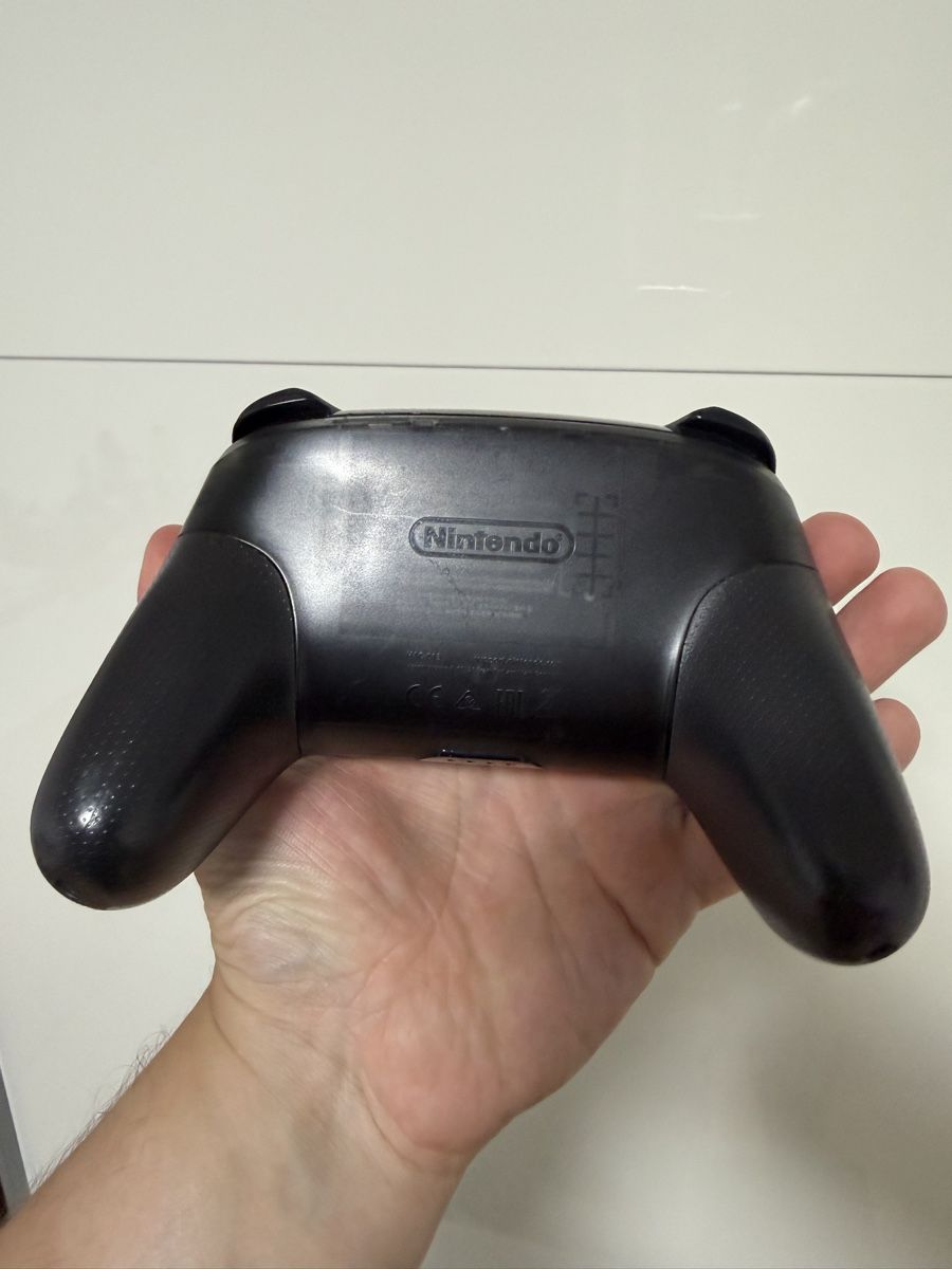 Nintendo Controller: Nintendo Switch Pro Controller schwarz gebraucht – Gebraucht aus Niederbipp von yar_tf6f 1