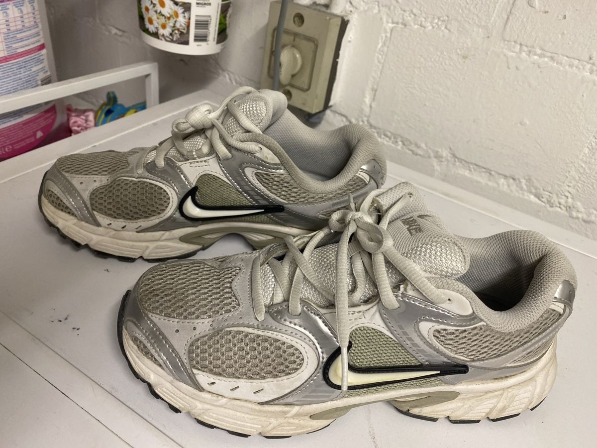 Nike Herrenschuhe: Nike V5 RNR Sneaker silbern Grösse 39, gebraucht – Gebraucht aus Gerlikon von citytiger