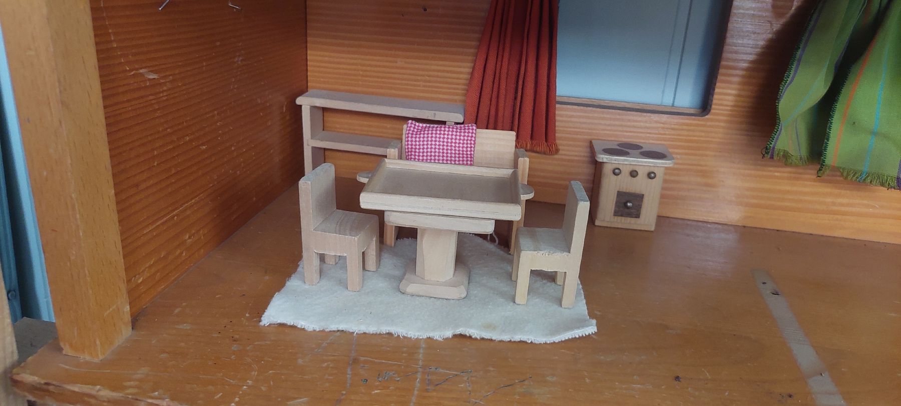 Case e mobili per bambole: Grosses, stabiles Holzpuppenhaus mit Möbeln  – Usato da Hölstein venduto da Milka92 2