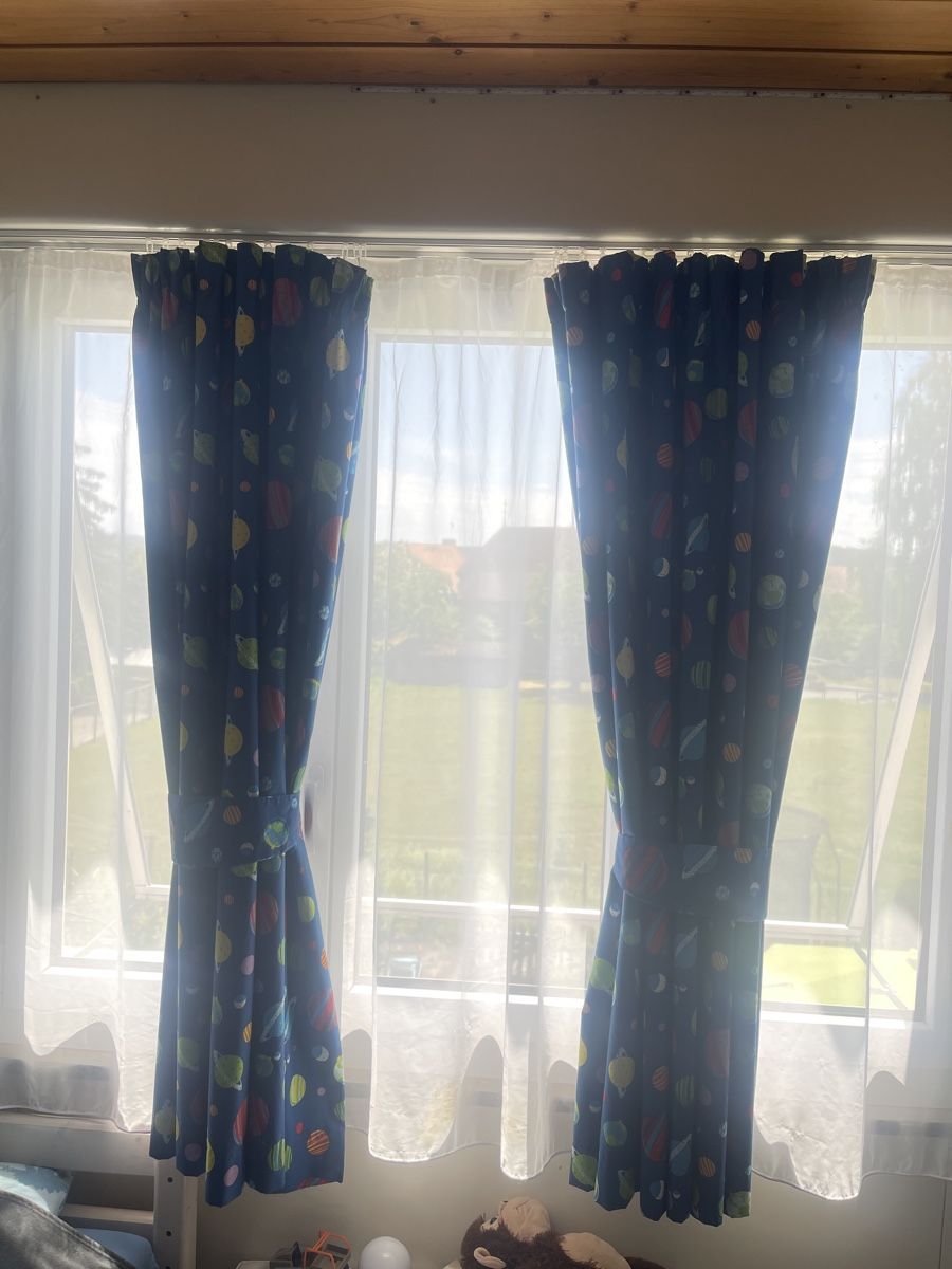 Tende: Vorhänge dunkelblau mit Planetenmuster 168x183cm 2er Set – Usato da Hindelbank venduto da Silya1