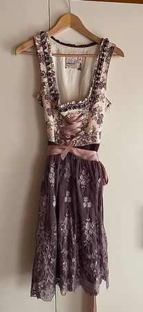 Rosa Dirndl mit Schürze 