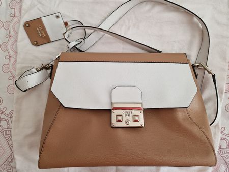 Guess Handtasche braun/weiss