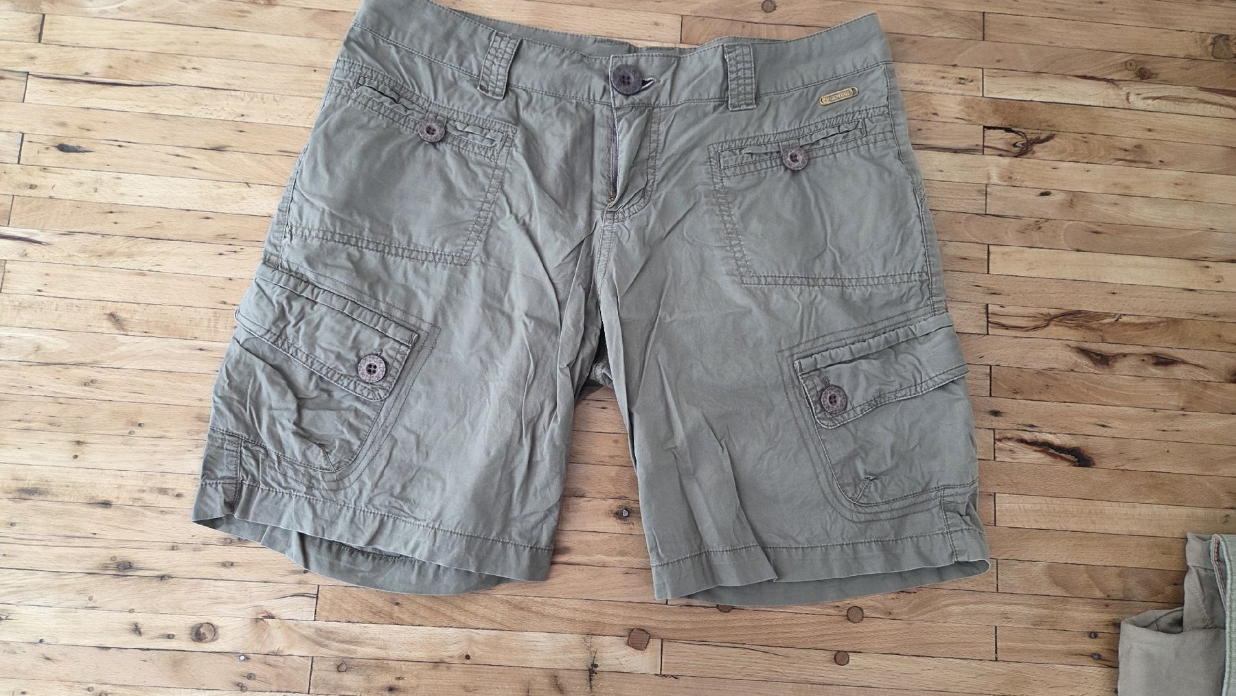 Protest Pantaloni: Kurze Hose Damen Protest  – Usato da Winterthur venduto da sandi99 5