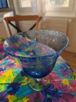 Vase sur pied en verre soufflé bullé bleu