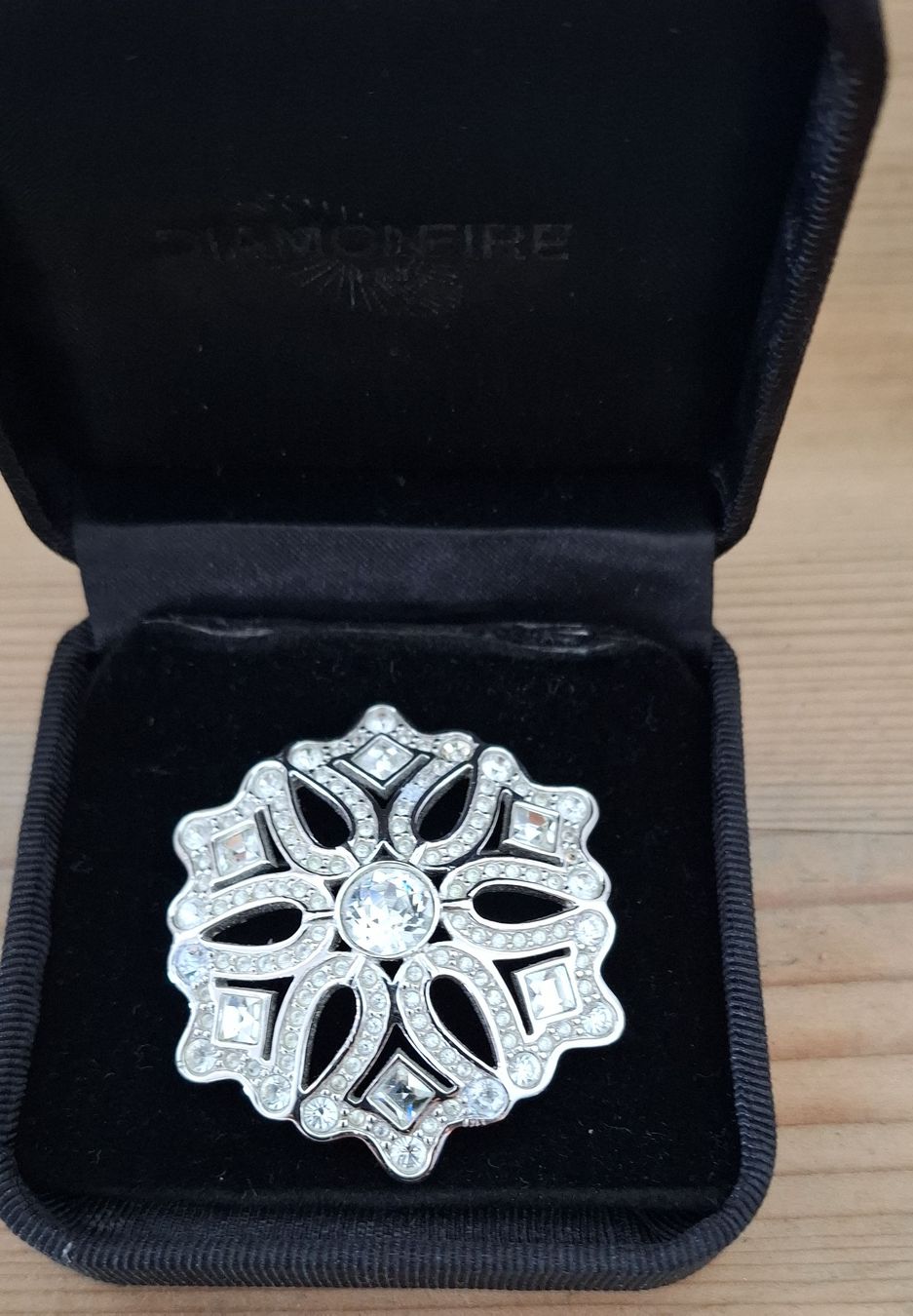 Swarovski Spille & Fermagli: Swarovski Schneeflocken Brosche 2001 – Usato da Buochs venduto da regenbogen7365