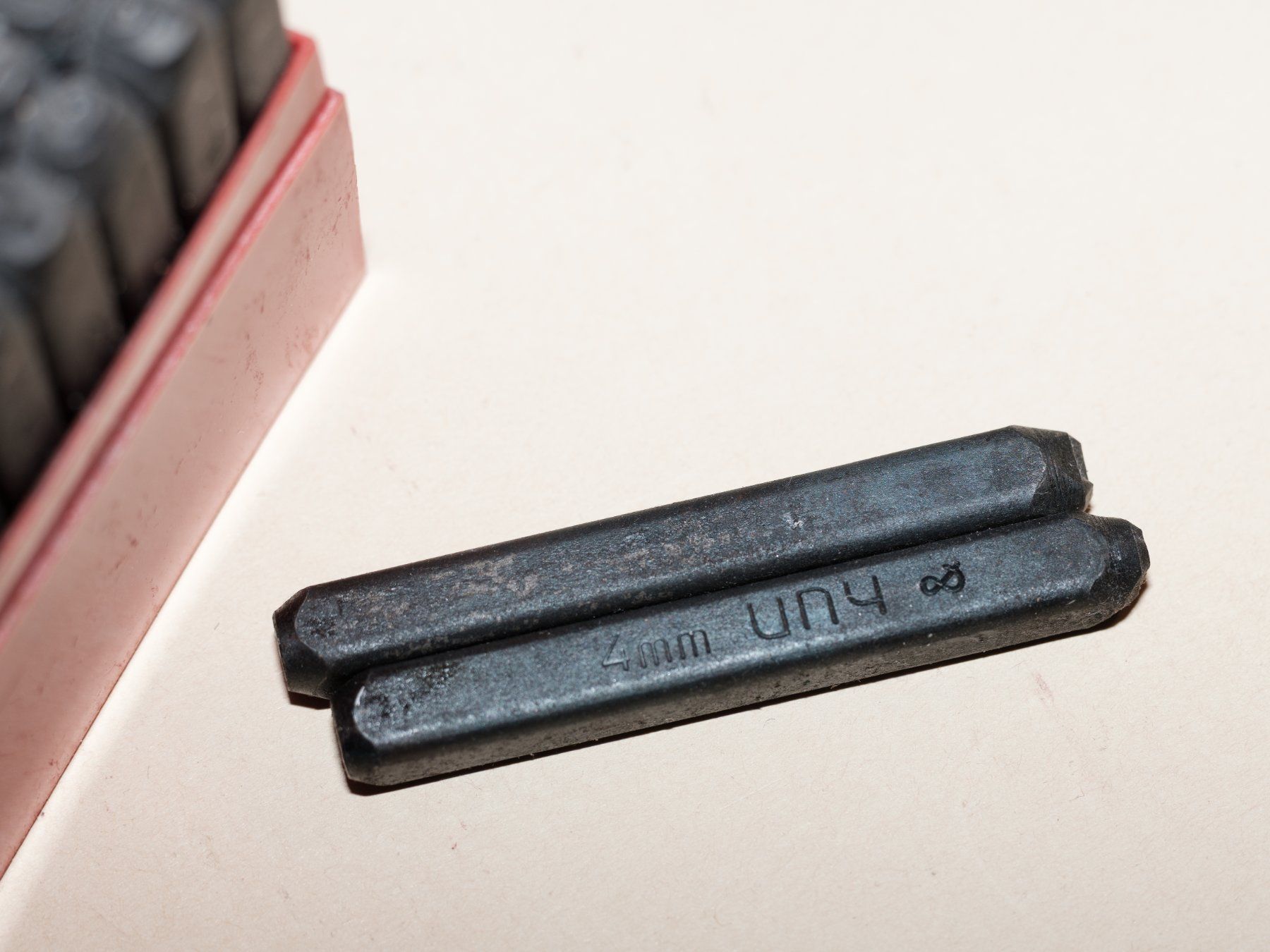 Tutti gli attrezzi: Stanzbuchstaben 4mm – Usato da Zürich venduto da 000rk 3