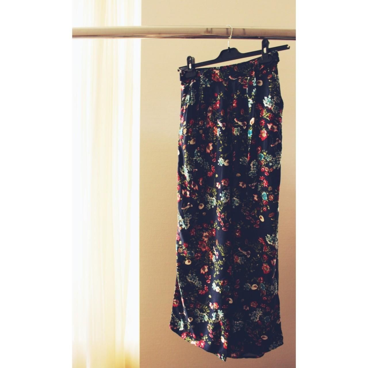 Only Pantalons: Gerade geschnittene Sommerhose mit floralem Print – D'occasion à St. Gallen par jbu_ns6v 3