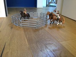 Schleich Pferde mit Figuren und Gehege guter Zustand