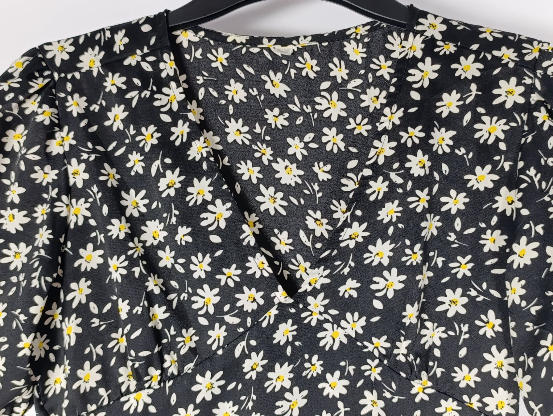 Shein Robes: Robe noire à fleurs taille S-M – D'occasion à Thielle par Plusvalue_Neuchatel 2