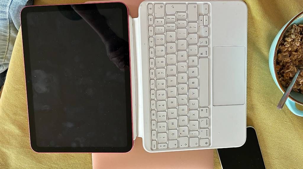 Apple Tablet PC: iPad 10.Generation inkl. Tastatur – Usato da Basel venduto da jezebel1964
