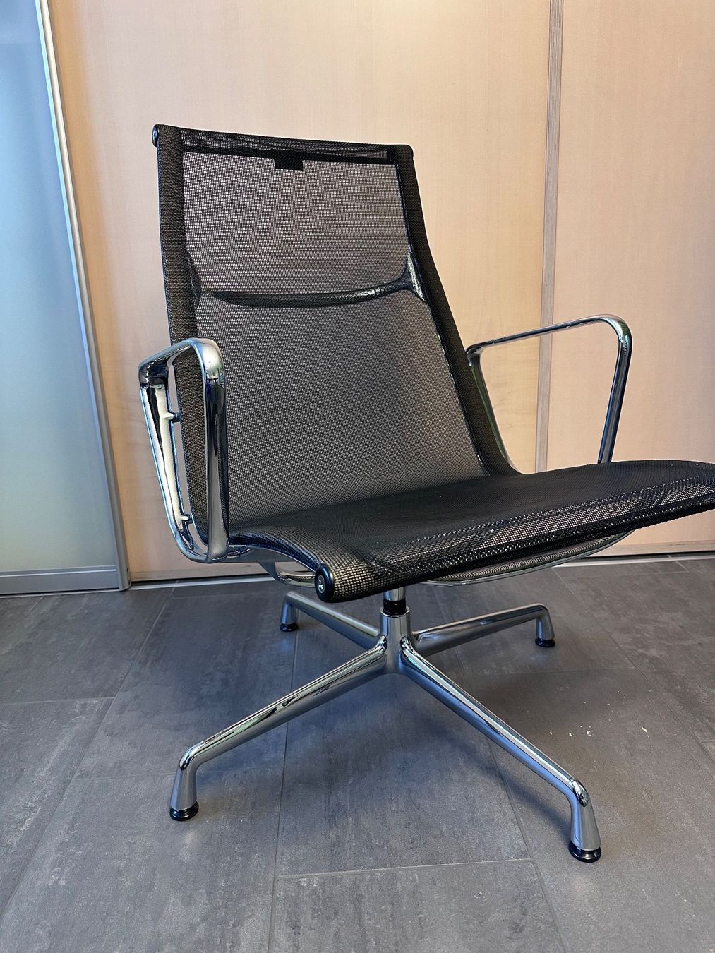 Vitra Poltrone: Vitra Alu Chair Eames EA 116 mit Netzgewebe – Usato da Emmenbrücke venduto da Dsfan 3