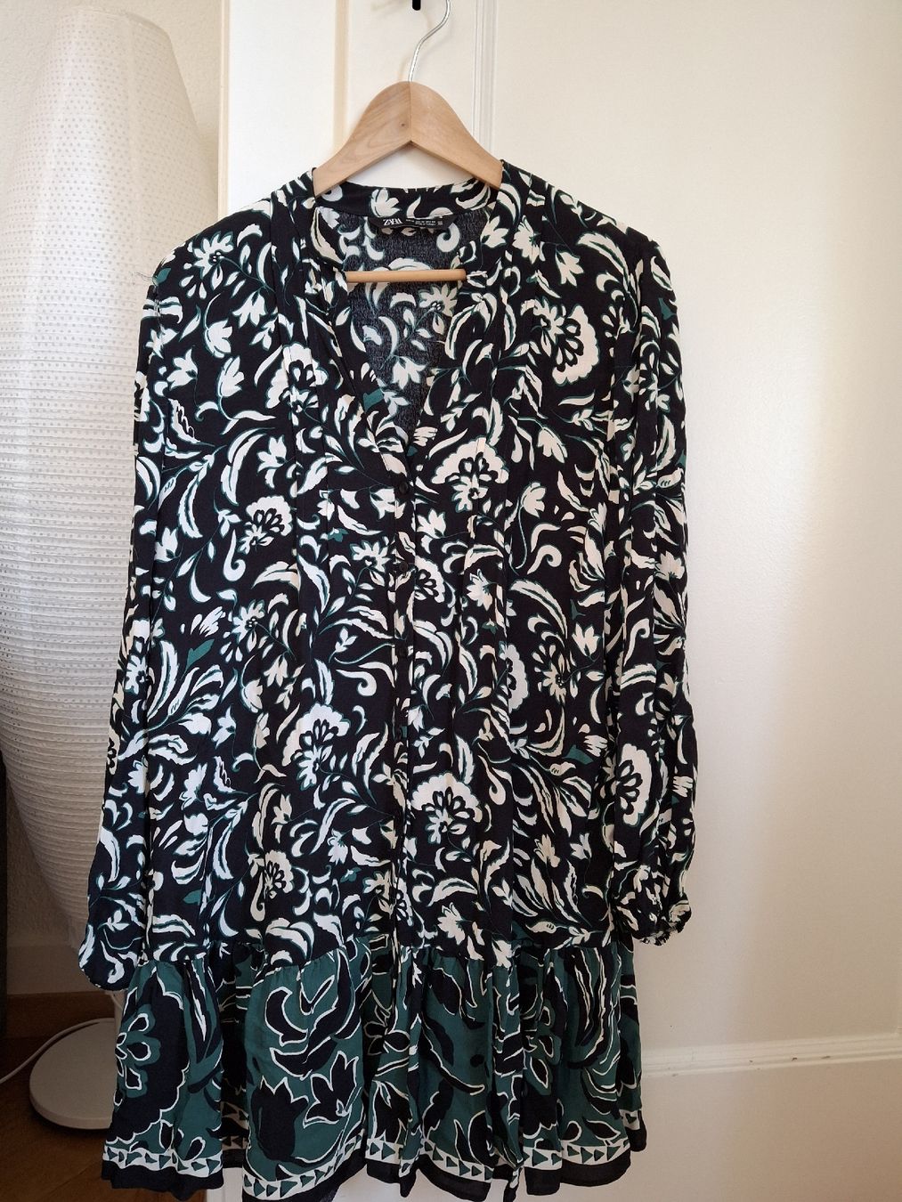 Zara Kleider: Robe Zara verte et noire M – Gebraucht aus Lausanne von Cognitia