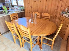Massiver Holztisch + 6 Stühle (ausziehbar)