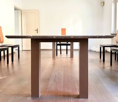 Ampio tavolo con lastra in granito fine