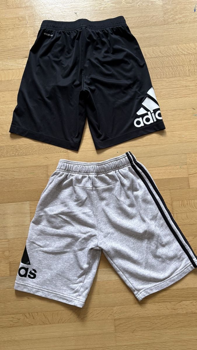 Adidas Lotti & Set di vestiti: Zwei Adidas Shorts in Gr.152 – Usato da Safnern venduto da Frakru 1