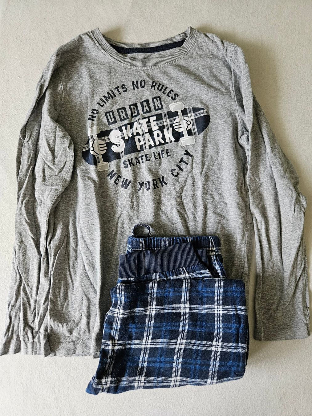 Pigiama & Simili: Langarm Pyjama Gr. 134/140 – Usato da Unterengstringen venduto da saraman