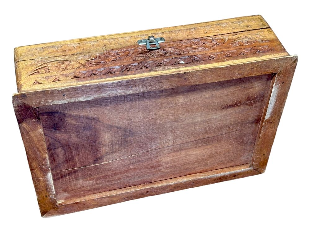 ANCIENNE JOLIE BOITE à bijoux en bois sculpté et rotin motif grenouille
