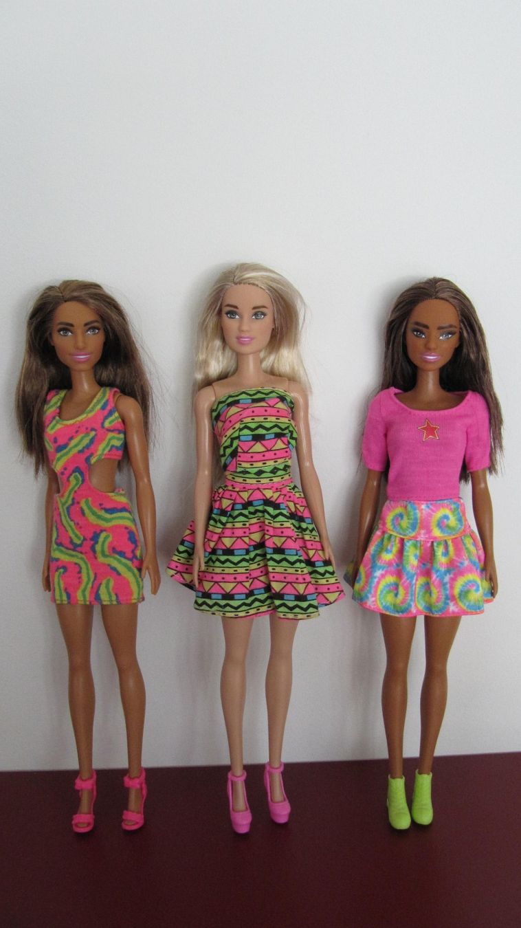 Bambole: Barbie Puppen mit farbenfrohem Outfit – Usato da Brunnen venduto da Kiwiland1