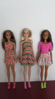 Barbie Puppen mit farbenfrohem Outfit