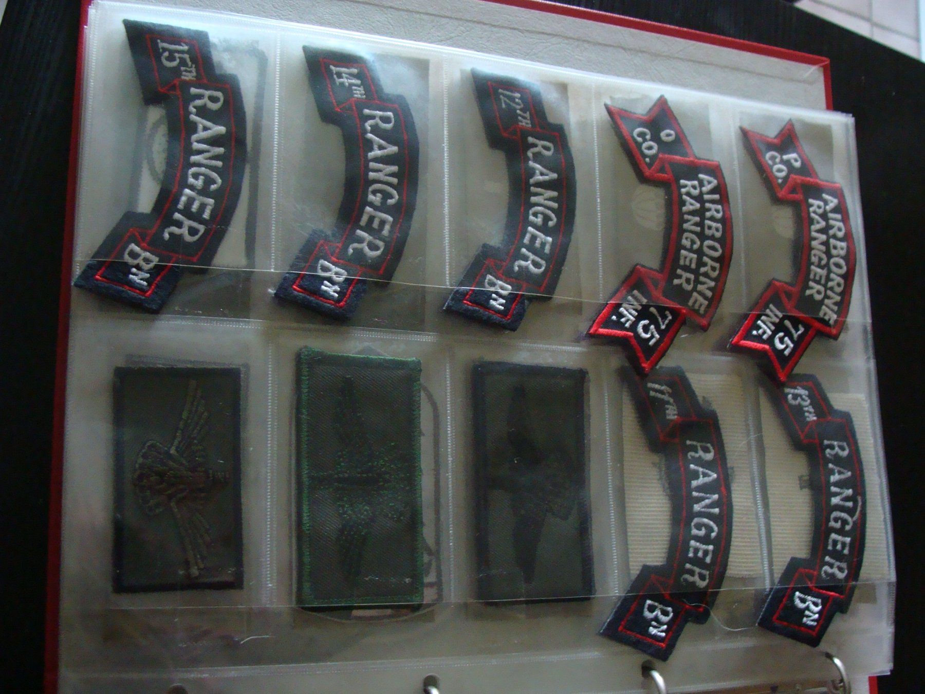 Plaketten & Abzeichen: Militaire, classeur remplit de badges et insignes divers. – Gebraucht aus Cuarny von hen_g7hn 7