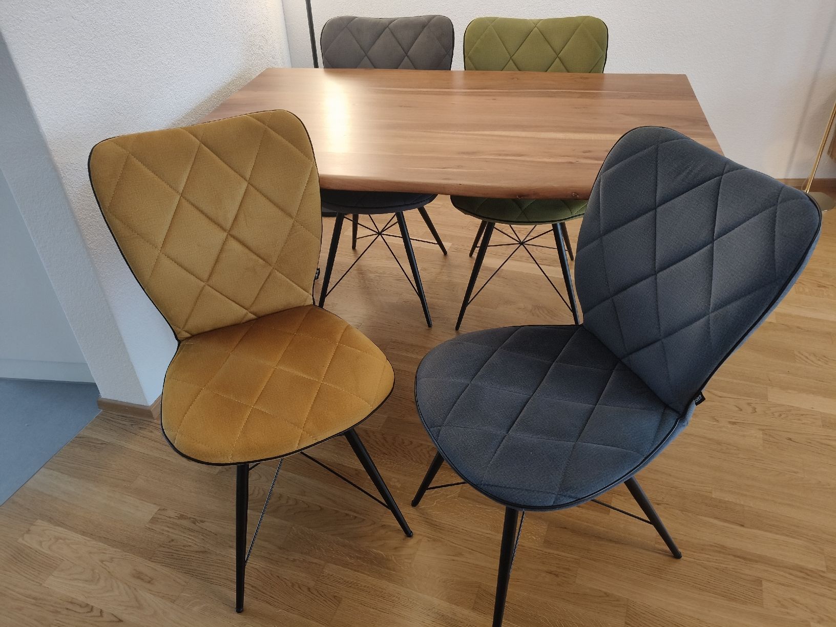 Set di tavolo e panche: Esstisch mit 4 Stühlen – Usato da Emmen venduto da Kaeferfreak74 1